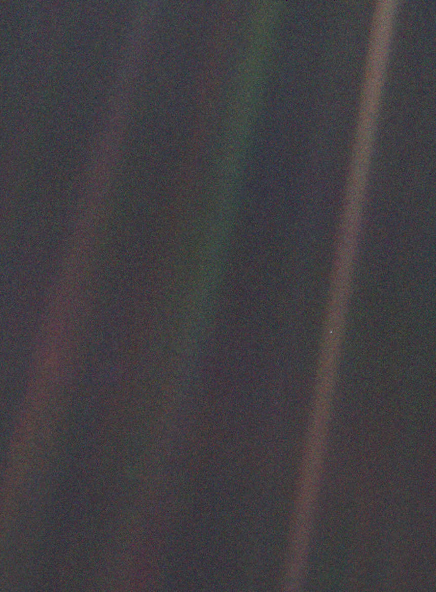 1990년 2월 14일 보이저 1호가 약 60억 km 거리에서 촬영한 지구의 모습. 사진 속 먼지 같은 작은 흰 점이 바로 우리가 살고 있는 지구다. 사진=NASA/JPL-Caltech