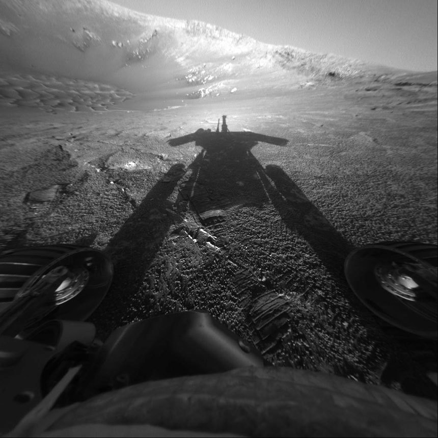 오퍼튜니티 탐사 로봇은 쌍둥이 로봇 스피릿(Spirit)과 함께 15년간 화성 곳곳을 누비며 화성에서 고대 생명을 암시하는 다양한 물의 흔적을 발견했다. 사진은 2004년 7월 26일 화성에서 180일째를 보내는 오퍼튜니티의 그림자. 사진=NASA/JPL-Caltech
