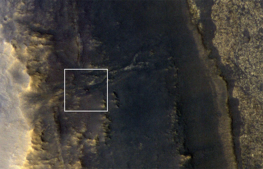2018년 9월 20일 화성 상공을 맴돌고 있는 궤도선 MRO(Mars Reconnaissance Orbiter)의 카메라 장비 HiRISE로 포착한 화성 표면의 오퍼튜니티. 하얀 사각형은 한 변이 약 1km 크기이다. 사진=NASA/JPL-Caltech/Univ. of Arizona