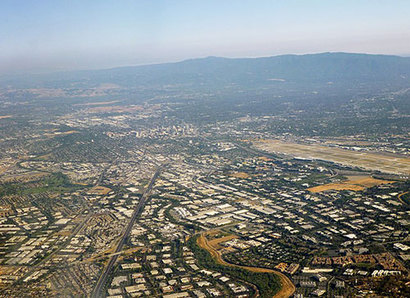 캘리포니아 새너제이에 위치한 실리콘밸리. 반도체 기업들이 땅값 비싼 이 지역에 모여 있는 이유가 있다. 사진=Coolcaesar/위키피디아