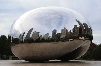 일명 ‘시카고 빈’으로 불리는 시카고의 랜드마크 클라우드 게이트(Cloud Gate)에 비친 시카고 전경. 사진=pixabay