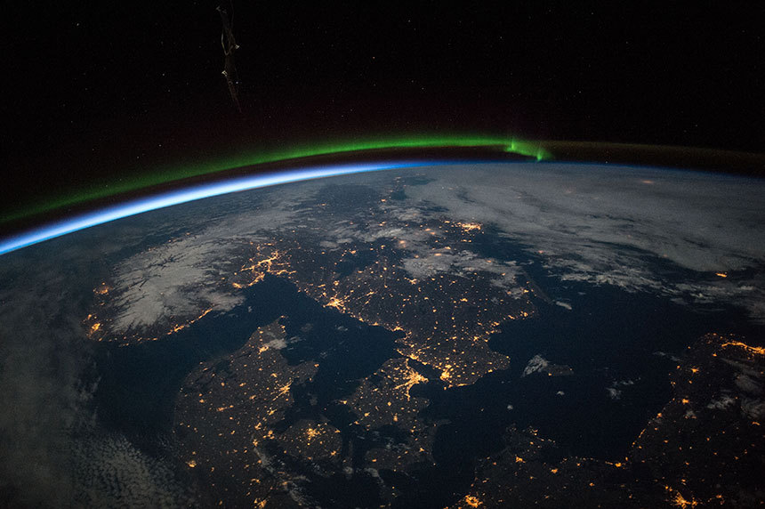 우주정거장에서 내려다본 보름달 아래 스칸디나비아 반도의 야경. ‘지구는 전 우주에서 유일하게 생명체가 존재하는 특별하고 유일한 지상 낙원이 아닐까?’ 이 생각은 과연 옳은 것일까? 사진=NASA/ISS-043