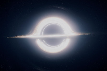 크리스토퍼 놀란 감독이 물리학자 킵 손의 자문을 받아 영화 ‘인터스텔라’에서 묘사한 블랙홀 역시 ‘중력 렌즈 효과’를 고려해 탄생한, ‘영화 역사상 가장 신경 쓴’ 초거대질량 블랙홀의 모습이다.[4]