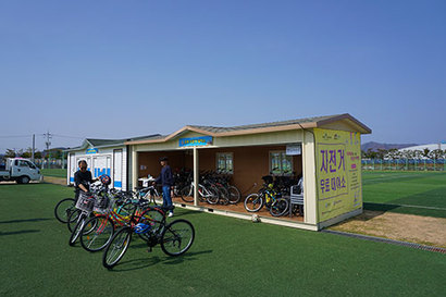 강진만생태공원에서는 바닷바람을 맞으며 자전거 라이딩을 즐길 수 있다. 자전거는 입구 대여소에서 무료로 빌려준다. 사진=구완회 제공