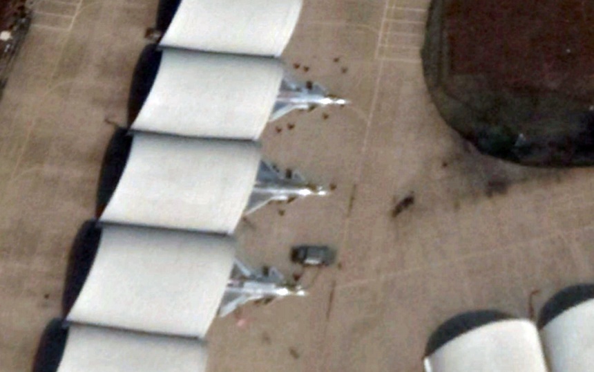 지난 3월 4일 촬영된 위성사진에서 우후완리 공군기지 격납고 앞에 반쯤 모습을 드러낸 J-20 스텔스 전투기 3대가 포착됐다. 사진=구글어스