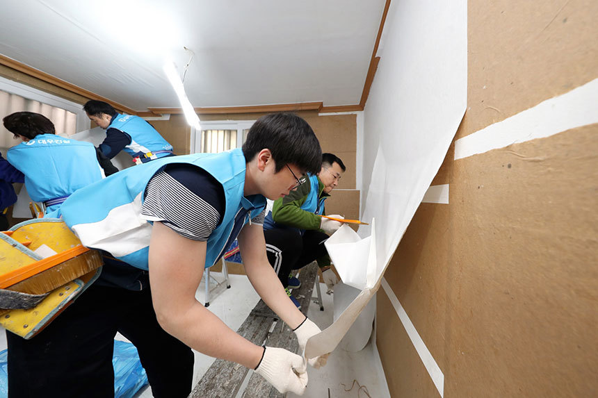 대우건설 직원들은 매년 서울시의 노후한 주택을 방문해 주택 개보수를 한다. 이 활동은 대우건설의 대표적인 사회공헌 프로그램인 ‘전사 릴레이 봉사활동’의 일환으로 시작되었다. 사진=대우건설 제공