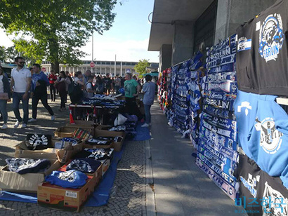 경기장 인근, 헤르타 베를린 응원 셔츠를 비롯해 각종 기념품을 판매하는 모습. 사진=박진영 제공