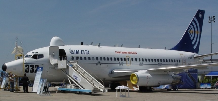 지난해 엘타사는 시험항공기로 사용할 보잉 737-500 여객기를 임차했고 한국형전투기용 AESA 레이더 안테나를 장착해 국외에서 각종 테스트를 진행해왔다. 엘타사가 자체 보유한 시험항공기 모습. 사진=엘타사