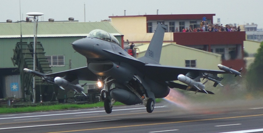 고속도로 비상이착륙 훈련에 참가한 대만공군의 F-16V 전투기가 하푼 공대함 미사일을 장착하고 이륙하고 있다. 사진=김대영 제공
