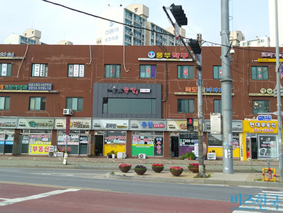 원당동 유현사거리의 한 건물에 부동산중개업소가 8개나 있다. 사진=김보현 인턴기자