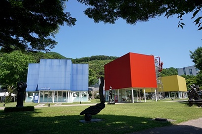 장욱진미술관 가까이에는 아기자기한 조각공원을 중심으로 빨강, 노랑, 파랑 등 원색의 건물이 눈길을 끄는 가나아트파크가 자리잡았다. 사진=구완회 제공