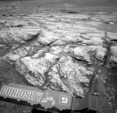 2019년 6월 18일 큐리오시티 탐사선의 왼쪽 카메라로 촬영한 장면. 울퉁불퉁한 화성 표면 위에 큐리오시티 탐사선의 일부가 함께 찍혔다. 사진=NASA/JPL-Caltech