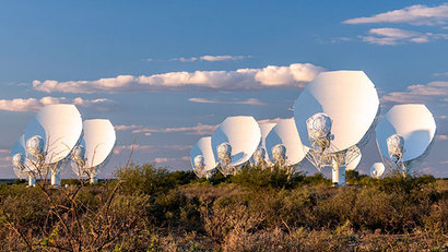 현재 남아프리카 사막에 설치되어 있는 미어캣 전파 망원경의 안테나. 이름 그대로 미어캣처럼 사막에 함께 서서 같은 하늘을 바라보고 있다. 2020년까지 150킬로미터에 걸쳐 133개의 ‘미어캣’을 더 건설할 예정이다. 사진=SOUTH AFRICAN RADIO ASTRONOMY OBSERVATORY