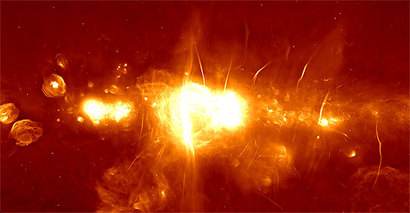 미어캣 전파 망원경으로 관측한 우리 은하 중심부의 전파 이미지. 다양한 초신성 폭발 잔해와 별 탄생 지역 그리고 가스 필라멘트들이 뒤엉켜 전파 영역에서 밝고 강한 신호를 내고 있다. 어쩌면 이 강렬한 전파 신호 가운데 외계 문명의 인공 신호가 섞여 있을지도 모른다. 사진=SARAO