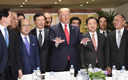 도널드 트럼프 미국 대통령이 30일 그랜드 하얏트 호텔에서 열린 한국 경제인 간담회에서 국내 주요 그룹 총수들과 대화하고 있다. 사진=연합뉴스