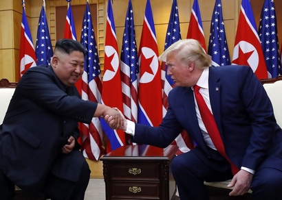 도널드 트럼프 미국 대통령과 북한 김정은 국무위원장이 30일 오후 판문점 자유의 집에서 만나 악수하고 있다. 사진=연합뉴스