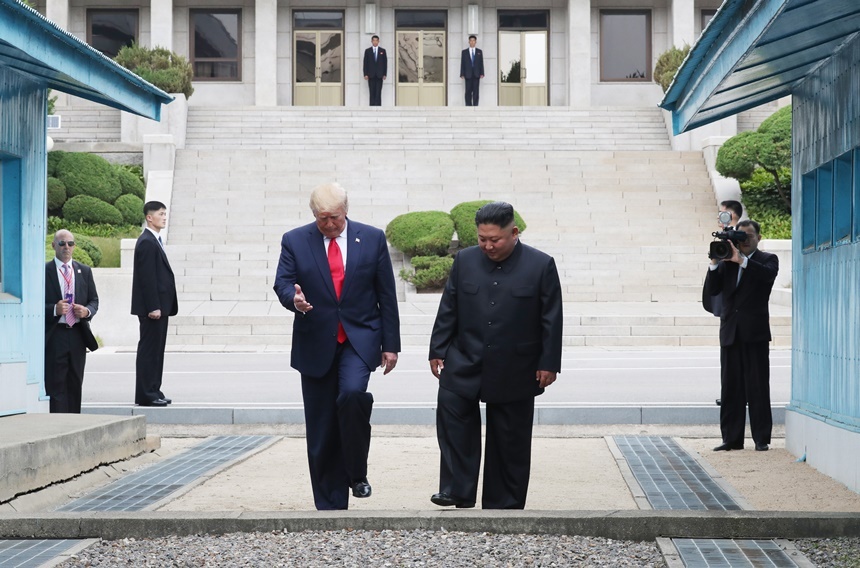 도널드 트럼프 미국 대통령과 북한 김정은 국무위원장이 30일 오후 판문점 군사분계선 북측 지역에서 인사한 뒤 남측으로 향하고 있다. 사진=연합뉴스