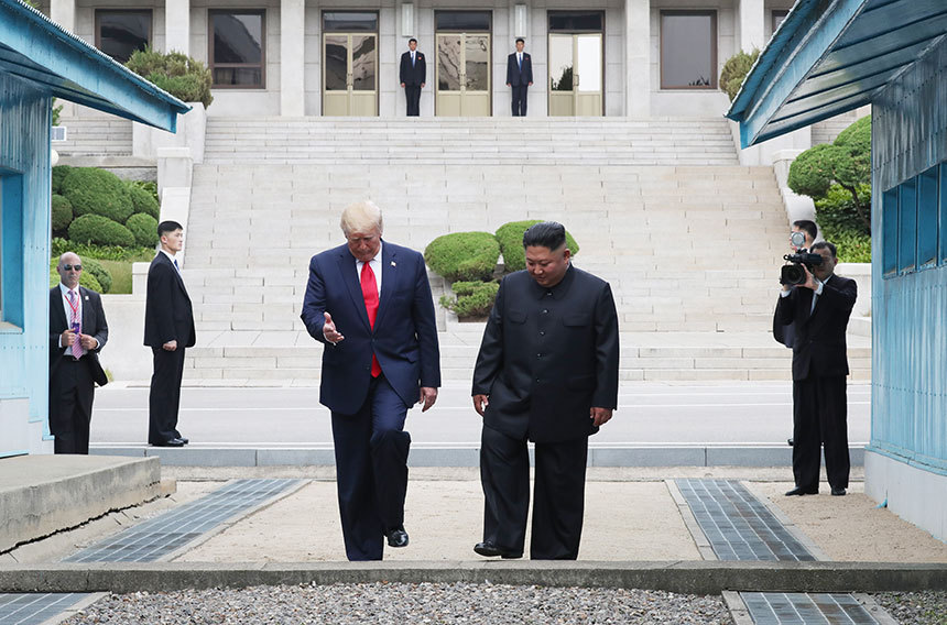 도널드 트럼프 미국 대통령과 김정은 북한 국무위원장이 지난 30일 오후 판문점 군사분계선 북측 지역에서 인사한 뒤 남측으로 향하고 있다. 사진=연합뉴스