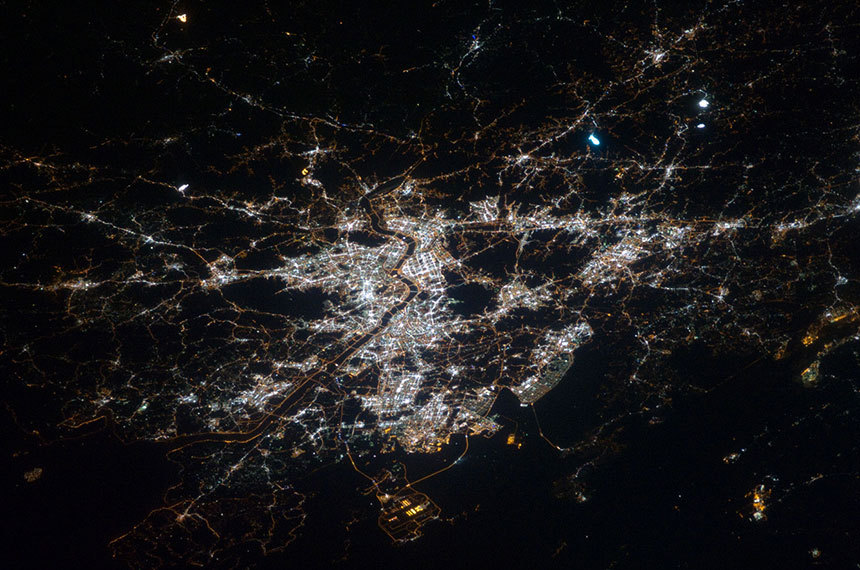 2010년 12월 23일 우주정거장에서 내려다본 대한민국 서울의 모습. 서울 한가운데를 흐르는 한강의 모습과 함께 어두운 서울을 비추는 건물 숲과 도로의 불빛의 흔적을 확인할 수 있다. 사진=NASA
