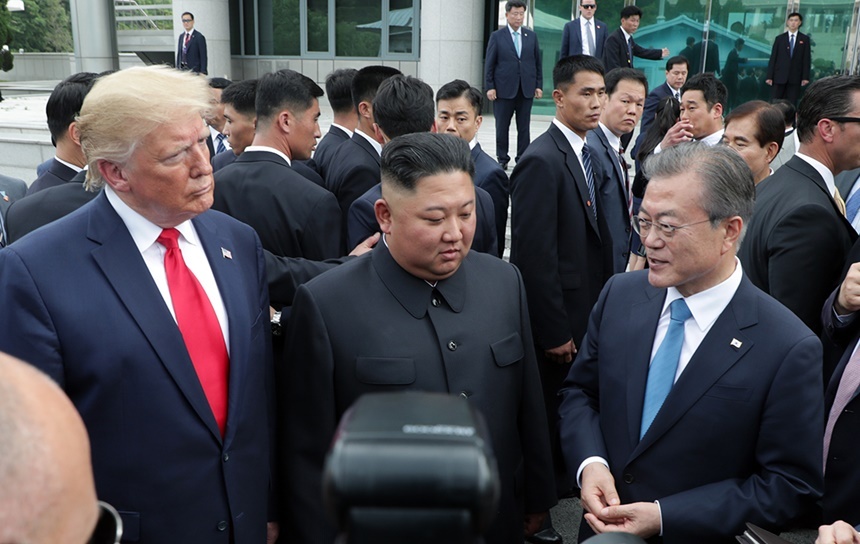 불과 한 달 전인데…. 지난 6월 30일 문재인 대통령이 도널드 트럼프 미국 대통령과 판문점을 방문해 김정은 북한 국무위원장을 만나고 있다. 사진=청와대 제공