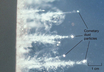 스타더스트 탐사선이 담아온 혜성이 남긴 먼지 에어로겔 입자. 이미지=NASA/JSC