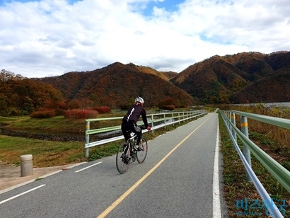 화천버스터미널에서 북한강변 쪽으로 5분만 걸어가면 ‘산소100리길 자전거대여소’가 있고 이곳에서 자전거를 빌려 바로 자전거길로 들어설 수 있다. 사진=이송이 기자