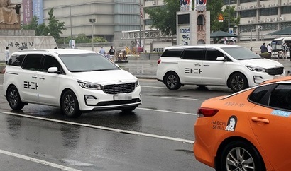 서울 도심에서 ‘​타다’​ 차량과 택시가 운행하고 있다. 사진=연합뉴스