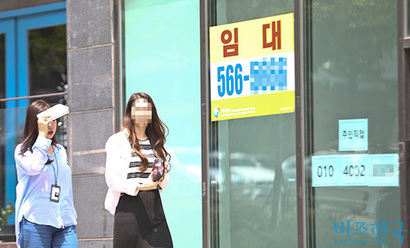 서울 강남구의 한 상가 건물 1층이 공실로 비어 임대문의 스티커가 붙어있다. 사진은 기사의 특정 내용과 관련 없다. 사진=고성준 기자​