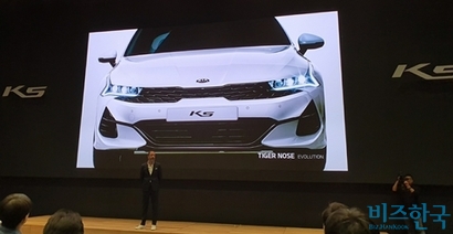 카림 하이브 기아차 디자인센터장은 3세대 K5를 “날렵하고 역동적이면서도 우아하고 하이테크한 미래지향적 자동차”라고소개했다. 사진=차형조 기자