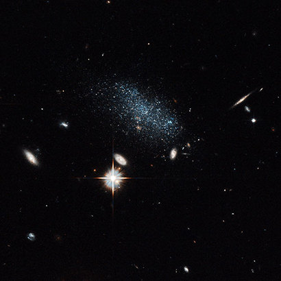 허블 우주망원경으로 관측한 물고기자리 B 왜소은하의 모습. 약 수천만 개의 별들이 아주 펑퍼짐하게 모여서 어두운 왜소은하를 이루고 있다. 천문학자들은 애리조나에 있는 WIYN 망원경을 이용해 지구에서 약 3000만 광년 거리에 떨어져 있는 이 왜소은하를 발견했다. 사진=NASA, ESA, and E. Tollerud STScl