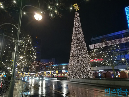 크리스마스이브 저녁 베를린의 대표 쇼핑거리인 쿠담 거리. 화려한 크리스마스 장식만 불을 밝힐 뿐 모든 매장들이 일제히 문을 닫았다. 사진=박진영 제공​