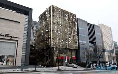 1997년생과 2000년생이 지분을 보유한 까르띠에 매장 건물.  사진=고성준 기자