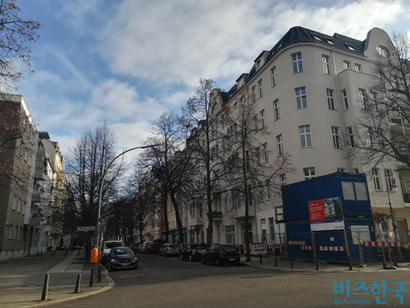 베를린의 한 주택가. 오른쪽 아파트는 최근 전면 리모델링을 마치고 새로 입주 중이다. 임차인 보호가 잘 돼 있는 독일에서는 오래된 집이나 아파트를 리모델링한 후 새로운 임차인을 받으면서 임대료를 올리는 경향이 있다. 사진=박진영 제공