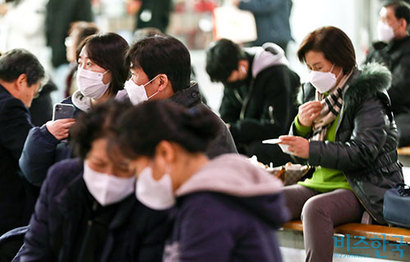 중국에서 발생한 신종 코로나 바이러스 감염증으로 마스크 대란이 벌어지고 있다. 지난 30일 오후 서울역 대합실에 있는 시민들은 대부분 마스크를 착용했다. 사진=고성준 기자