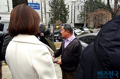 서울개인택시노동조합 소속 한 택시 운전기사가 기자들 앞에서 두 대표의 무죄 선고에 항변하고 있다. 사진=박찬웅 기자