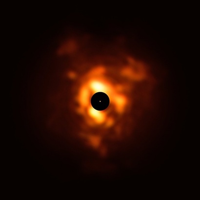 베텔게우스 주변에서 적외선을 방출하는 가스 먼지 구름이 관측된 영상. 가운데 작은 주황색 점은 VLT이 SPHERE 장비로 관측한 별 베텔게우스의 모습이며, 그 주변에 표현된 주황색 영역이 VISIR로 관측한 먼지 구름의 모습이다. 베텔게우스 바로 주변 영역은 밝은 별빛으로 인해 먼지만의 빛을 관측하기 어렵기 때문에 검은 원으로 가려져 있다. 이미지=ESO/P. Kervella/M. Montargès et al., Acknowledgement: Eric Pantin