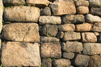 서울성곽은 두 번에 걸쳐 대대적인 보수, 확장 공사를 해서 성벽의 돌 크기가 부분부분 다르다. 세종 때는 본래 성벽보다 좀 더 큰 돌로 쌓으면서 사이사이에 잔돌을 넣었고, 숙종 때는 가로세로 2자(약 66cm)의 돌로 아주 네모 반듯하게 쌓았다. 사진=구완회 제공