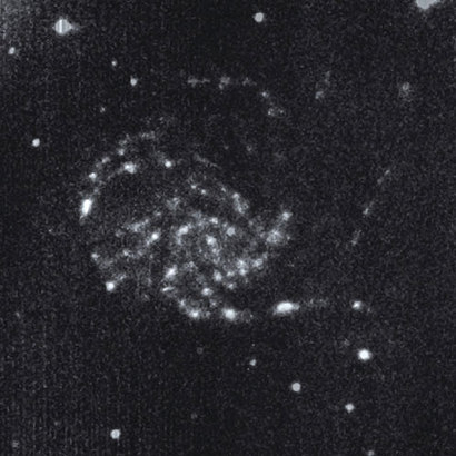 중국의 달 착륙선이 달 표면 위에서 관측한 외부은하 M101. 지상의 좋은 망원경으로 찍은 것에 비해서는 질이 많이 떨어지지만, 달 표면에서도 먼 우주를 관측하는 임무를 충분히 수행할 수 있다는 가능성을 보여주었다. 사진=Lunar-based Ultraviolet Telescope