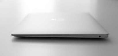 끝부분이 얇아지는 쐐기형 디자인은 애플 맥북이 유행시킨 디자인으로 이후에 많은 노트북들이 쐐기형 디자인을 도입했다. 사진=김정철 제공