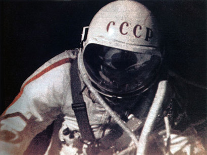 우주선 밖으로 나간 직후의 레오노프. 당시 레오노프는 갑자기 피부 바깥으로 맺히기 시작한 땀방울들이 우주복 안에서 떠다니고 눈꺼풀에도 달라붙으면서 시야가 잘 보이지 않는 최악의 상황을 경험했다고 말했다. 사진=Roscosmos/NASA