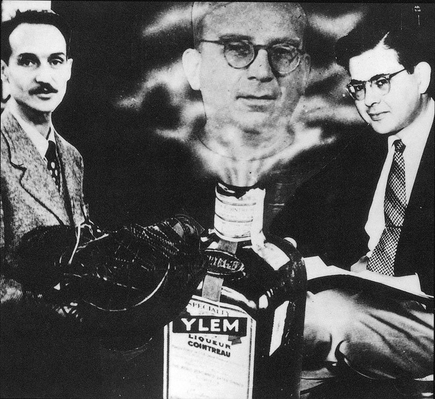 가모프가 초기 우주의 잔열 흔적에 관해 연구했던 동료들과 함께 찍은 재치 있는 사진. 아일럼 술병에서 귀신처럼 나오는 얼굴이 가모프다. 조지 가모프가 1949년 로스 알라모스에서 진행한 강연에서 처음 공개한 사진이다.