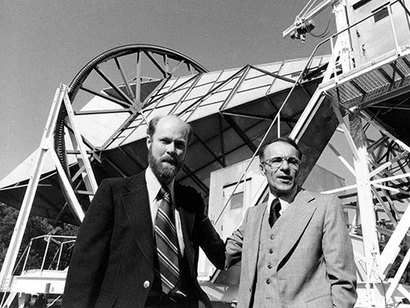 벨 연구소의 안테나로 우연히 우주배경복사의 흔적을 발견한 펜지아스와 윌슨. 그들 뒤에 찍힌 커다란 안테나가 바로 우주배경복사를 포착한 안테나다. 사진=Bell labs