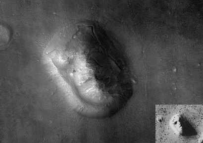 1976년 바이킹 1호 탐사선이 포착한 인면암 추정 물체(오른쪽 아래 작은 사진)와 2001년 화성 탐사 프로그램 MGS(Mars Global Surveyor)로 새롭게 확인한 고화질의 인연암. 아쉽게도 평범한 바위로 확인되었다. 사진=NASA/JPL