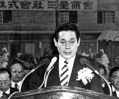 1988년 3월 22일 올림픽체조경기장에서 열린 삼성그룹 창립 50주년 기념식에서 연설하는 이건희 회장. 사진=연합뉴스