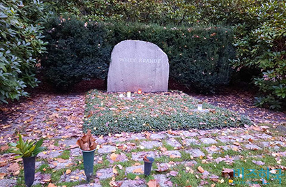 독일 통시 당시 서독 총리였던 빌리 브란트 전 총리의 묘. 독일을 넘어 세계 역사상 중요한 인물로 손꼽히는 그의 묘는 같은 공원묘지 내 묘들과 비교해도 굉장히 소박하다.  사진=박진영 제공