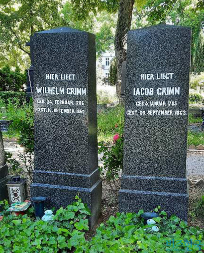 베를린 쉐네베르크 지역에 위치한 공원묘지에 가면 그림 형제의 묘를 만날 수 있다. 제법 큰 규모의 이 공원묘지에는 베를린 명문가의 가족묘들도 많은데 더없이 화려한 그들의 가족묘를 보고 있으면 죽음 이후의 빈부에 대해서도 많은 생각을 하게 된다.  사진=박진영 제공