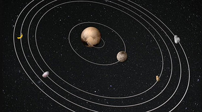 명왕성은 다섯 개의 위성을 거느리고 있다. 그래서 가만히 중심에 자리를 잡지 못하고 뒤흔들린다. 마치 덩치가 작은 아이가 덩치 큰 개 여러 마리를 한꺼번에 데리고 나와서 산책을 시키느라 제 몸도 제대로 못 가누는 상황과 같다. 사진=NASA