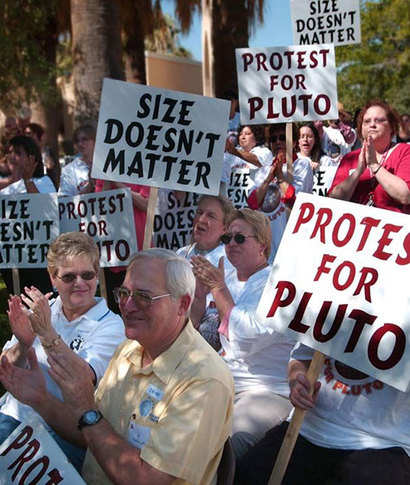 2006년 9월 1일 명왕성의 행성 강등에 반대하는 사람들이 뉴멕시코주립대 앞에서 시위를 벌이고 있다. 명왕성을 발견한 클라이드 톰보의 아들 알 톰보와 부인 셰릴 톰보가 ​앞줄에 앉아 있​다. 사진=NMSU/Darren Phillips