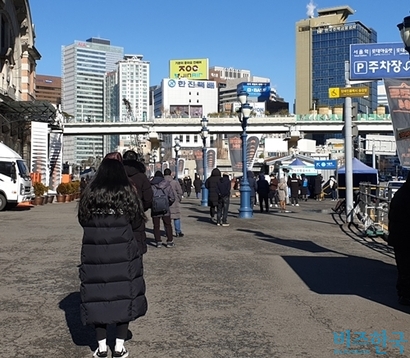 누구나 무료로 코로나19 검사를 받을 수 있게 된 첫날인 14일 오전, 서울역 광장 앞 임시 선별진료소에는 멀리서 보기에도 긴 줄이 늘어섰다. 사진=김명선 기자