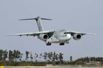 지난해 12월 일본 방위장비청은 가와사키 중공업과 150억 엔 한화로 1567억 원에 자국산 C-2 수송기를 개조해 원격지원재밍 전자전기를 개발하는 계약을 맺었다. 사진=일본 항공자위대 제공